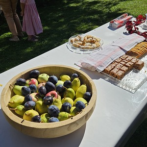 hausgemachte Mehlspeisen und Obst