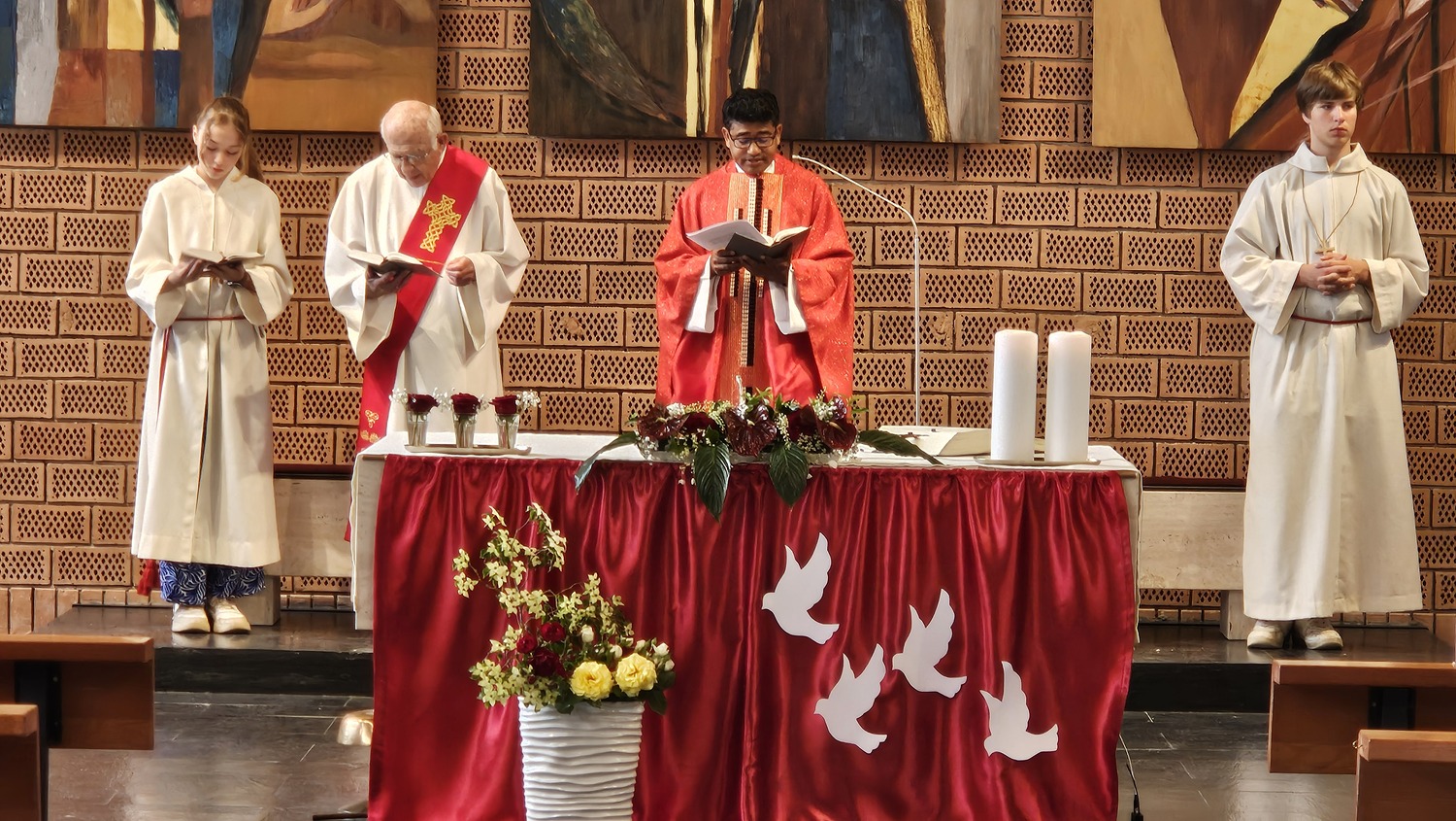 v.l. Ministrantin Johanna Lang, Diakon Dr. Peter Zotti, Pater Rijo, Ministrant und Lektor Lesung Alexander Hanner