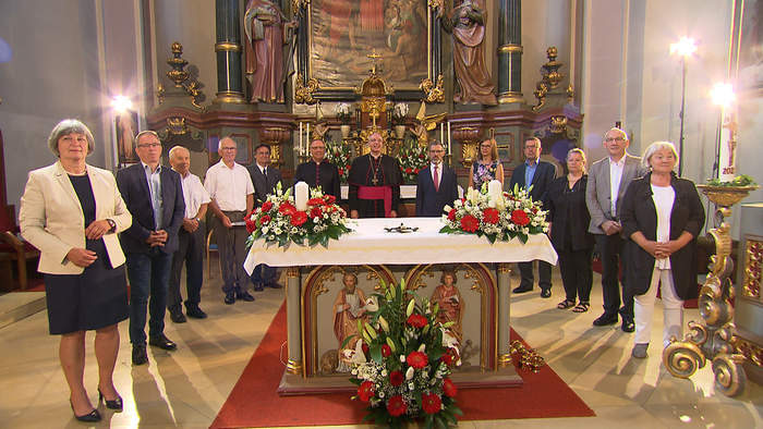 Die feierliche Errichtung des ersten zweisprachigen - deutsch-burgenlandkroatischen - Dekanates Trausdorf mit Diözesanbischof Ägidius J. Zsifkovics (Mitte), Bischofsvikar Željko Odobašić (links) und weiteren VertreterInnen der Pfarren des neuen Dekan