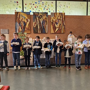 Erstkommunionkinder mit Kutten