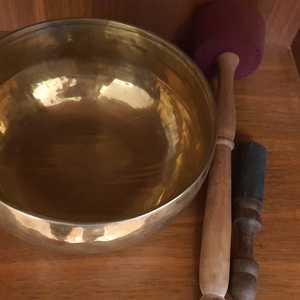 Diese Klangschale haben wir im Weltladen in Katmandu ausgesucht, nachdem wir vorher stundenlang die Klänge von unzähligen Schalen immer wieder und wieder und wieder probiert haben….