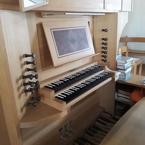 Tadten - Pfarrkirche St. Michael / Gottfried Allmer Spielschrank unter dem Pfeifenprospekt.