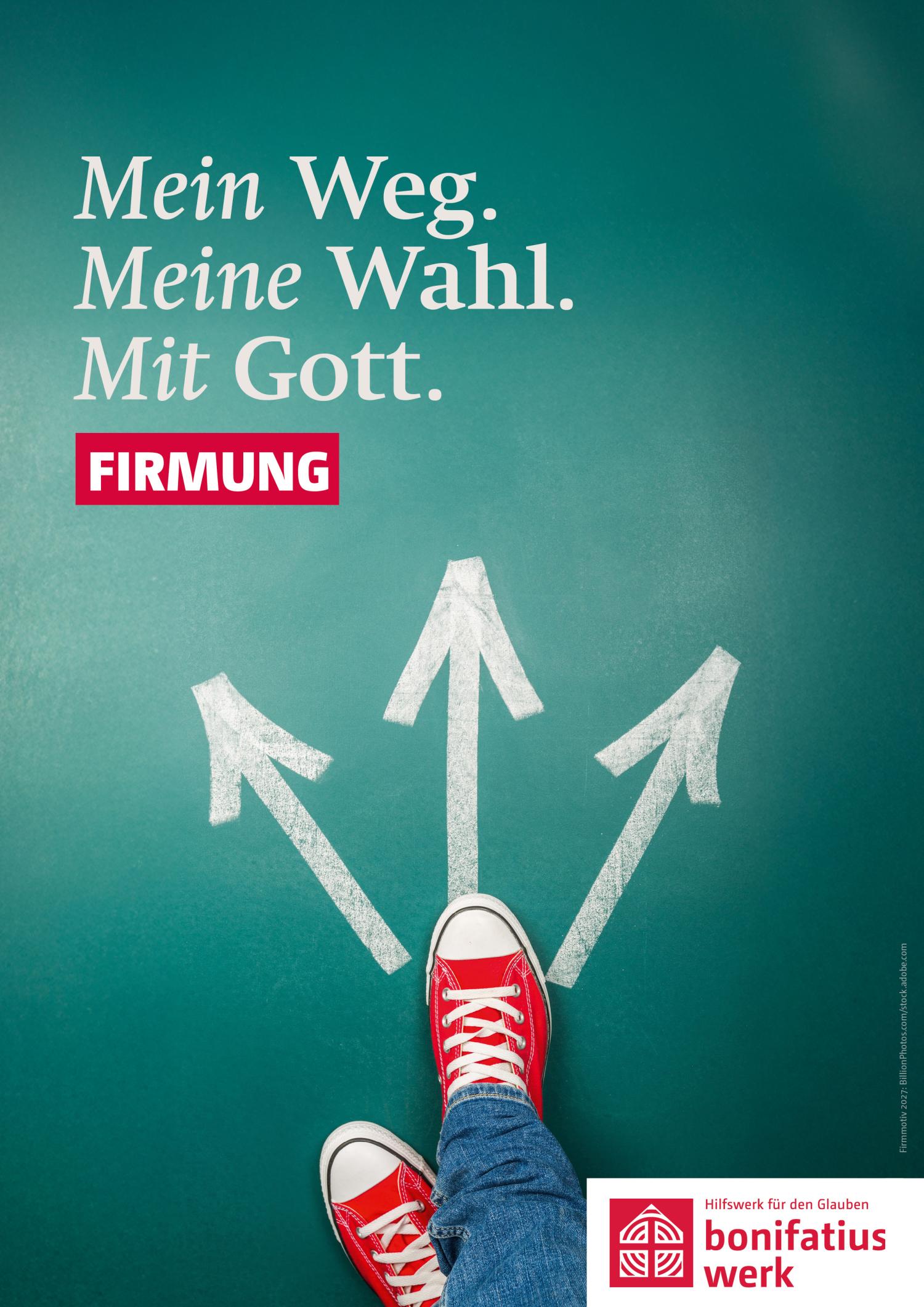Pfarrbriefserservice.de Rote Sneaker vor drei weißen Pfeilen auf grünem Boden, Richtungsauswahl symbolisierend. Mottoplakat zur Firmaktion 2027
