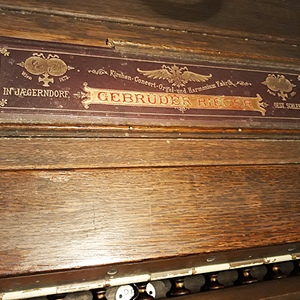 Siegendorf - Pfarrkirche Allerheiligen / Gottfried Allmer Firmenschild.