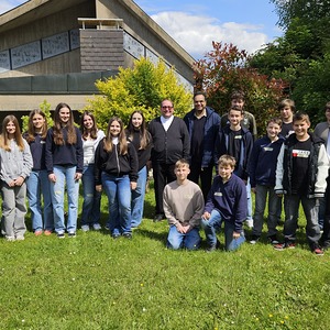 Firmlinge mit Pater Kuruvila und Firmspender Pfarrer  Roman Schwarz