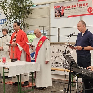 Gottesdienst im Festzelt