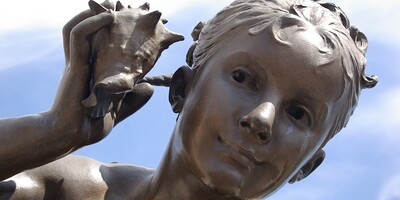 Statue eines jungen Menschen lauscht aufmerksam auf den Klang des Lebens