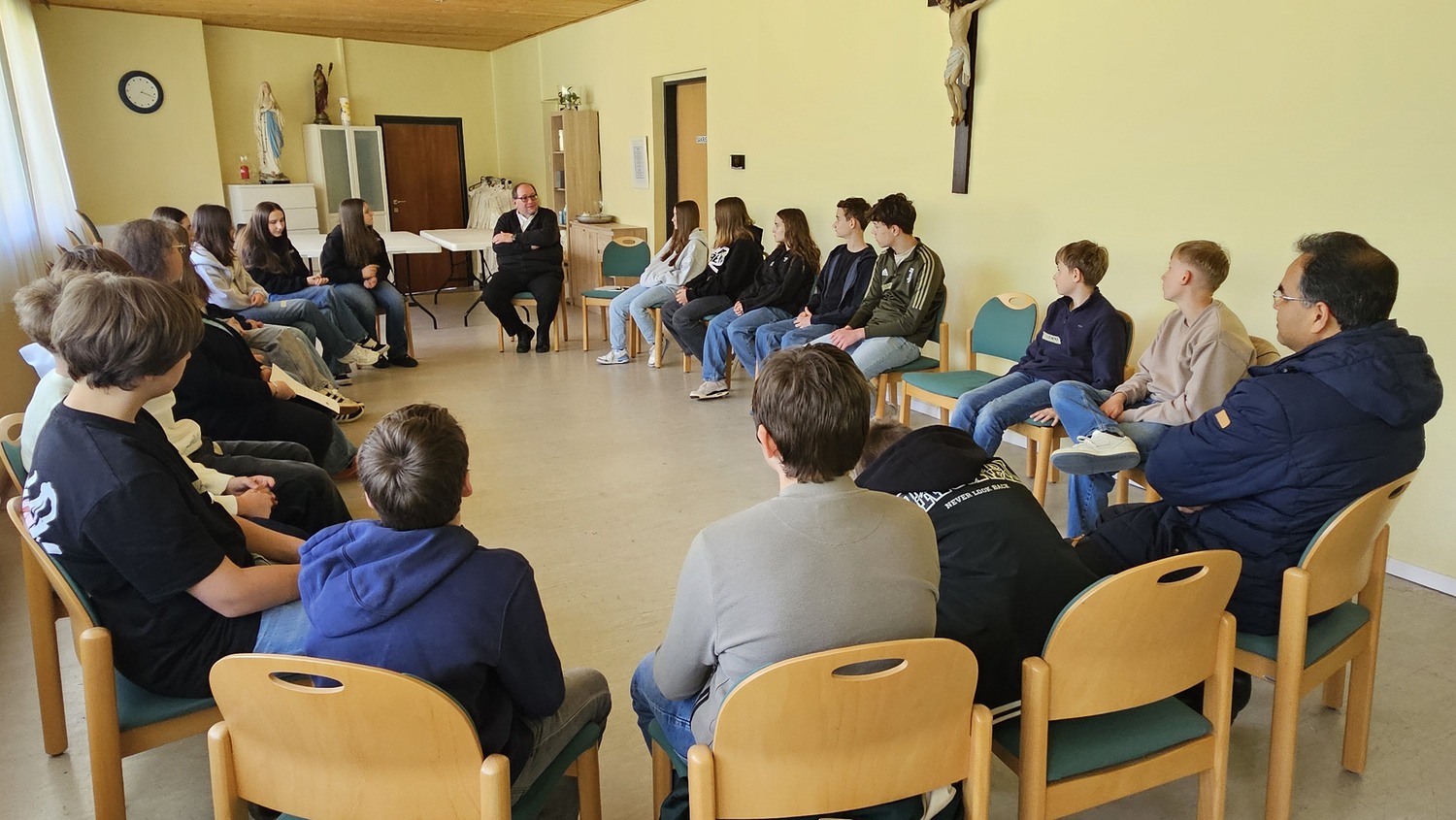 Firmvorbereitung / Nadja Hutter Firmvorbereitung mit Firmspender Pfarrer Roman Schwarz (Bildmitte)