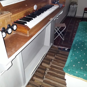 Zurndorf - Pfarrkirche St. Peter und Paul / Gottfried Allmer Freistehender Spieltisch.