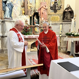 Generalvikar Michael Wüger übergibt das Dekret des Bischofs an den neuen Leiter des Seelsorgeraums, Johann Karall
