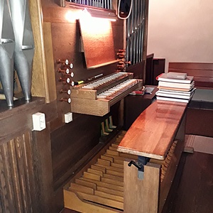 Kirchfidisch - Pfarrkirche St. Peter und Paul / Gottfried Allmer Spielschrank am Hauptgehäuse.