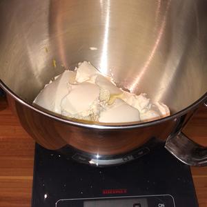 jetzt gerade entsteht eine Eistorte für Elenis morgigen Namenstag. 