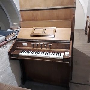 Kotezicken - Filialkirche St. Laurentius / Gottfried Allmer Seitlich angebauter Spieltisch.