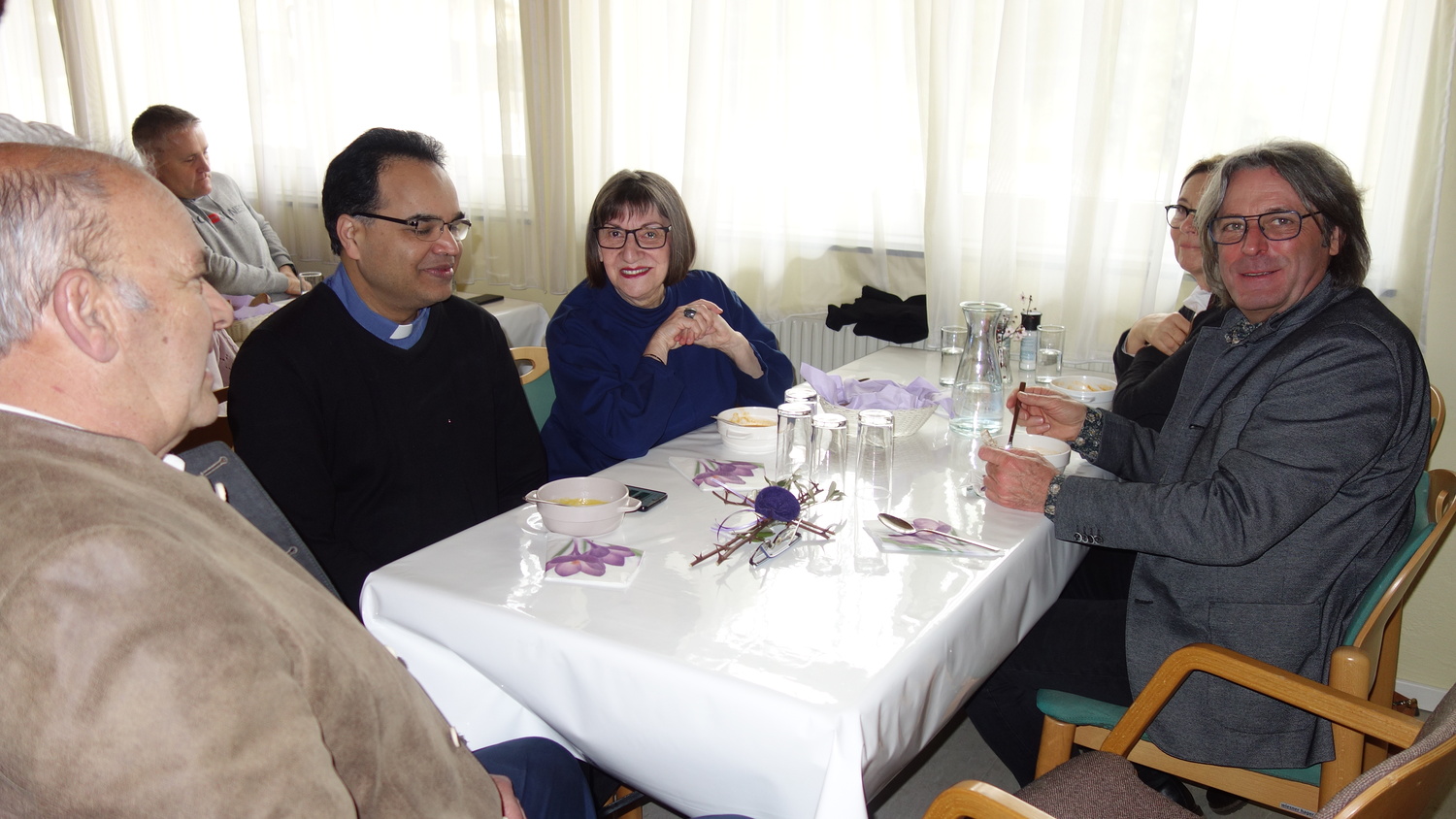 Pater Kuruvila mit Bürgermeister Gerhard Hutter und Pfarrkuratorin Gerti Ankerl                             