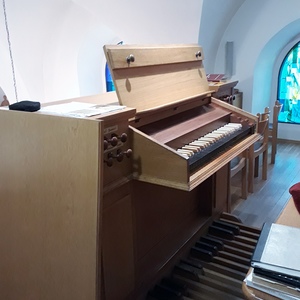 Zagersdorf - Pfarrkirche St. Johannes der Täufer / Gottfried Allmer Freistehender Spieltisch.
