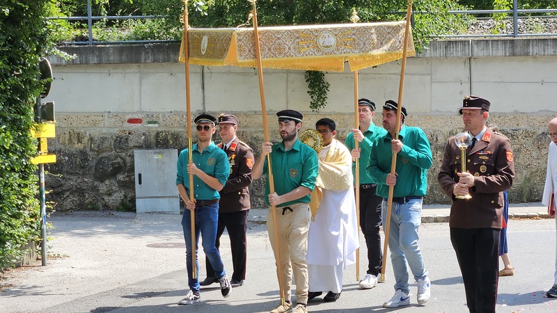 Fronleichnam / Nadja Hutter Unter dem Himmel