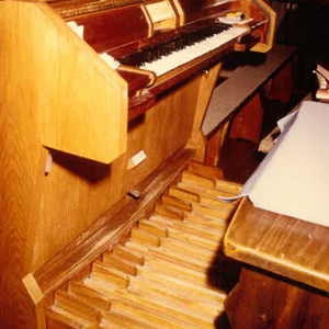 Krensdorf - Pfarrkirche St. Sigismund / Diözese Eisenstadt/Gottfried Allmer Spieltisch vor der Orgel.