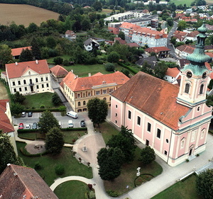 Josefsplatz mit Pfarrkirche, Pfarrheim und Pfarrhof