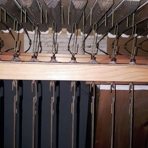 Kleinfrauenhaid - Pfarrkirche St. Maria Himmelfahrt / Gottfried Allmer Windlade mit Inschriftenzettel des Orgelbauers.