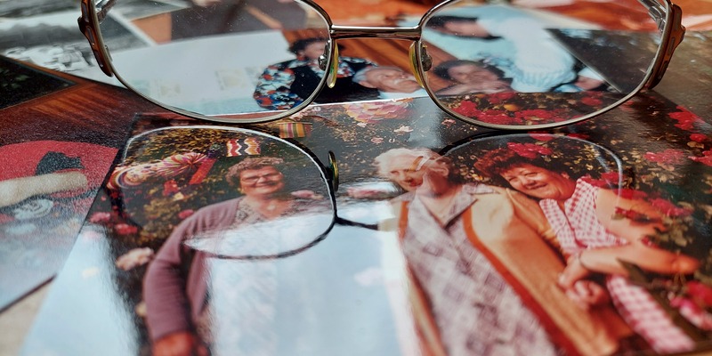 Lesebrille, die auf Fotos liegt