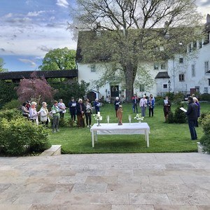 Maiandacht im Schlosshof.