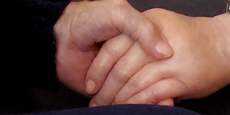 Hände, die einander halten