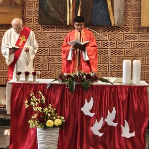 v.l. Ministrantin Johanna Lang, Diakon Dr. Peter Zotti, Pater Rijo, Ministrant und Lektor Lesung Alexander Hanner