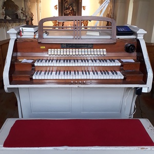 Mönchhof - Pfarrkirche St. Maria Magdalena / Gottfried Allmer Freistehender Spieltisch.