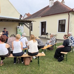 Die Besucherinnen der Kleidertauschparty verfolgten gespannt den Impulsvortrag 'Der Preis der Mode' von Alexandra Kern.