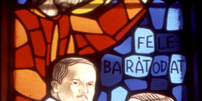 buntes Glasfenster, Jesus hält seine Hand über den seligen Ladislaus