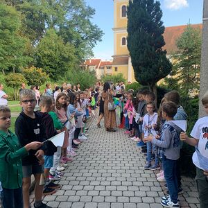 Spalier für die Taferlklassler die 'Großen' warten schon auf die Schulanfänger