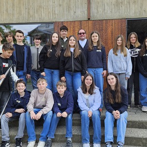 Gruppenbild mit Pater Kuruvila und Firmspender Pfarrer Roman Schwarz