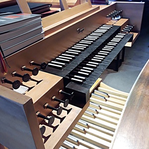 Illmitz - Pfarrkirche St. Bartholomäus / Gottfried Allmer Spieltisch, angebaut am Brüstungspositiv.