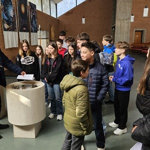 Pater Kuruvila, Firmlinge am Taufbecken