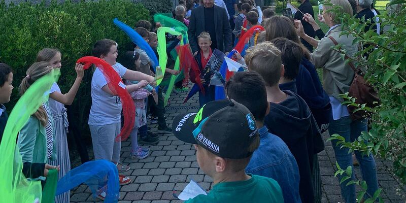 Spalier für die Taferlklassler auf dem Weg von der Kirche zur Volksschule.