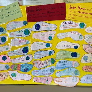 VS Großpetersdorf Das Lied 'Jeder Schritt auf dieser Erde' wurde im katholischen Religionsunterricht in allen Schulstufen in der Volksschule gesungen. Von jedem Schüler/jeder Schülerin wurde ein Fußabdruck abgezeichnet und mit 'Friedensworten' gefüllt.