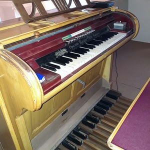 Markt Neuhodis - Pfarrkirche St. Johannes der Täufer / Gottfried Allmer Freistehender Spieltisch.
