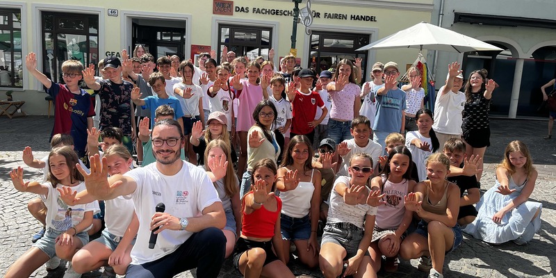 Rund 60 Schüler:innen und Lehrerinnen des Gymnasiums Wolfgarten unterstützten die Aktion 'Kinderarbeit stoppen!' in Eisenstadt.