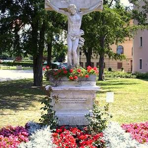 Kreuz in Erinnerung an den alten Friedhof um die Kirche          