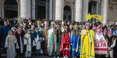Clara, Antonia, Alina und Tobias (im Bild rechts mit den farbenfrohen Umhängen) nach der Messe mit Papst Leo XIV. im Petersdom. 