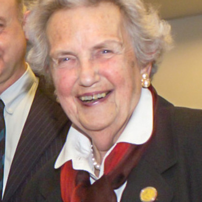 Torte anschneiden; Fest zum 60. Geburtstag von Kardinal Christoph Schönborn; NN, Michael Schönborn, Eleonore Schönborn, Verwandte.       Wien, 22.1.2005          © Franz Josef Rupprecht; A-7123 Mönchhof; Bank: Raiffeisenbank Mönchhof (BLZ: 33054), 