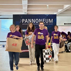 Projekt 'Schultaschen für alle' / © Diözese Eisenstadt/Edith Bors Im Vordergrund Gruppenleiterin Claudia Peter und Projektbetreuer André Thaler.