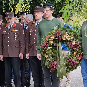 Abordnungen von Freiwilliger Feuerwehr Bad Sauerbrunn und 1. Unpolitischer Burschenverein Bad Sauerbrunn
