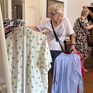 Wer auf Second-Hand-Mode setzt, schont Ressourcen und wirkt den negativen Folgen von Fast Fashion aktiv entgegen.