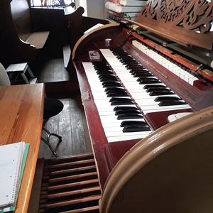 Mogersdorf - Pfarrkirche St. Josef / Gottfried Allmer Freistehender Spieltisch.
