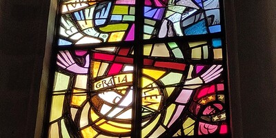 buntes Glasfenster im Eisenstädter Dom, Maria hebt preisend ihre Hände