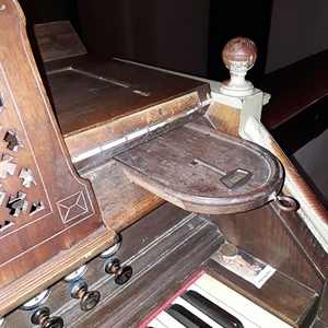 Siegendorf - Pfarrkirche Allerheiligen / Gottfried Allmer Spieltischdetail.