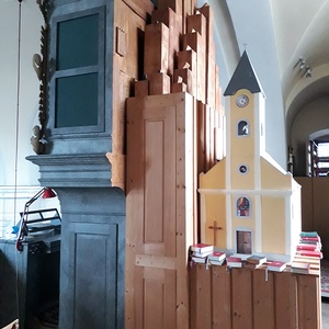 Hornstein - Pfarrkirche St. Anna / Gottfried Allmer Seitenansicht mit später angefügtem Pedalwerk.