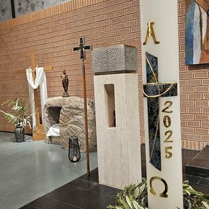 Osterkerze - gestaltet von den Firmlingen