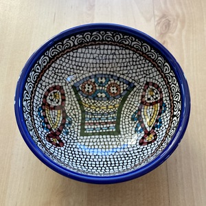 Diese Schale habe ich bei der beeindruckenden Pilgerreise in Israel gekauft. Zurück in Österreich füllte ich sie in der Schule mit dem mitgebrachten Jordanwasser und segnete meine Schüler*innen damit. Susanne Pogatscher-Gold 